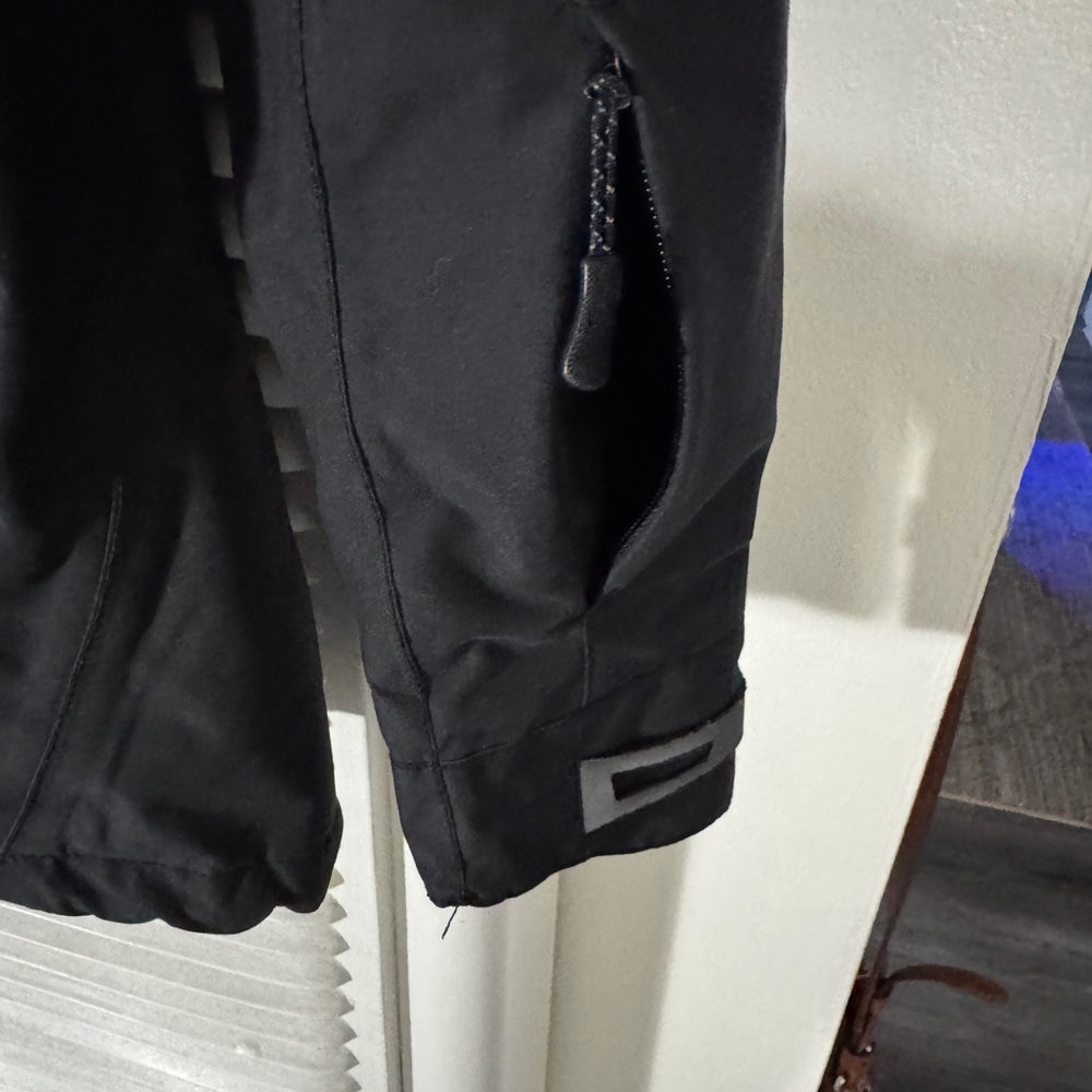 686 Women's Black Ski Jacket - Picture 8 of 9